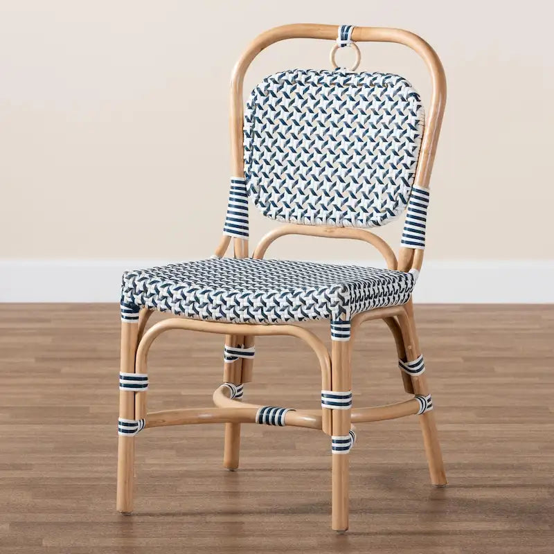 Sedia Bistro Luciana in Rattan Naturale con Tessitura Moderna Francese Blu e Bianca