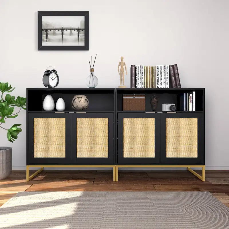 Madia moderna a 2 ante in rattan con ripiano a giorno e finitura oro nero